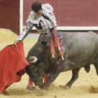 Extraordinario muletazo de Morenito de Aranda al sexto ejemplar de Adolfo Martín frente al que cuajó una faena reposada y de planta encajada.-SANTI OTERO