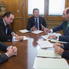 Un momento de la firma de ayer en la Diputación entre Cajaviva Caja Rural y la Institución Provincial.-ECB