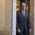El presidente de la Generalitat en funciones, Artur Mas, conversa con la presidenta del Parlament, Carme Forcadell (d), poco antes del comienzo del debate de investidura.-EFE