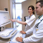 Un médico y una residente utilizan uno de los ordenadores del servicio de Medicina Interna del Hospital Universitario de Burgos-R. OCHOA