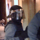 Fotograma del vídeo grabado por la Guardia Civil de la detención de varios sospechosos en uno de los registros.-ECB