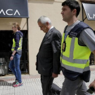 Luis Pineda, presidente de Ausbanc, tras su detención por la Guardia Civil.-JOSE LUIS ROCA