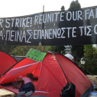 Grupo de refugiados que iniciaron esta semana una huelga de hambre ante el Parlamento griego, en la céntrica plaza de Syntagma, para reclamar la reunificación con sus familias en Alemania.-EFE