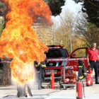 Los bomberos realizaron ayer una exhibición en el Paseo de Atapuerca. Demostraron porqué no se puede sofocar el fuego de una sartén con agua.-JAIME CARAZO