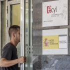 Un joven accede a una de las oficinas del Servicio Público de Empleo en la capital burgalesa.-SANTI OTERO