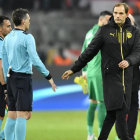 Thomas Tuchel, entrenador del Dortmund, abandona el campo tras la derrota contra el Mónaco.-AP / MARTIN MEISSNER