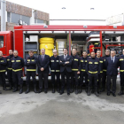 El consejero de Fomento y Medio Ambiente, Juan Carlos Suárez-Quiñones, entrega un camión de Protección Civil a los bomberos de León-Ical