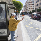 Un hombre hace señas al autobús en una parada de la calle Vitoria. ISRAEL L. MURILLO