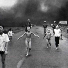 Imagen icónica de la niña alcanzada por un bombardeo con napalm en EEUU.-AP/NICK UT