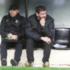 Fernando Estévez, pensativo en el banquillo del Burgos CF junto a su ayudante Óscar Río-Raúl G. Ochoa