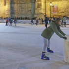 Burgaleses de todas las edades disfrutan de la pista de hielo durante las vacaciones de Navidad.-RAÚL G. OCHOA
