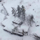 Imagen aérea del hotel Rigopiano, en Farindola (Abruzos) tras la avalancha, el 19 de enero.-REUTERS
