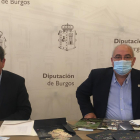 El presidente de la Diputación, César Rico, junto a Jesús María Sendino, en la presentación de 'Burgos de leyenda' y el folleto del Canal de Castilla. / RAÚL G. OCHOA