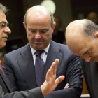 Guindos (centro) conversa con el ministro Griego de Finanzas, Gikas Hardouvelis (izquierda), y el Comisario europeo de Asuntos Económicos y Monetarios, Pierre Moscovici, antes del comienzo de la reunión de ministros de Finanzas de la Unión Europea en Brus-Foto: AP / VIRGINIA MAYO