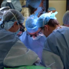 Catorce horas tardaron los nueve cirujanos y dos urólogos en llevar a cabo la delicada reconstrucción con órganos de un donante fallecido.-/ ATLAS VÍDEO
