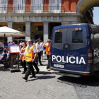 Presencia policial en la Plaza Mayor antes del partido.-REUTERS / CARL RECINE