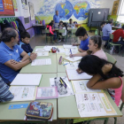 Un día a la semana y durante dos horas, los voluntarios entran en las aulas y la profesora organiza la clase en grupos de entre cuatro y cinco alumnos.-RAÚL G. OCHOA