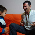 Antonio Peñalver, con su hijo en su casa de Murcia.-JORDI COTRINA