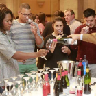 Varios asistentes, entre ellos la presidenta de la Asociación de Sumilleres de Burgos, catan los vinos de la Denominación de Origen Arlanza en el hotel NH Collection.-RAÚL G. OCHOA