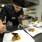 El ganador durante la preparación del plato que le dio el triunfo-I. L. M.
