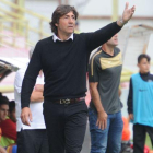 Patxi Salinas da instrucciones a los suyos durante el partido.-ISRAEL L. MURILLO