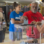 Gente votando en Noumea, en Nueva Caledonia, este domingo.-EL PERIÓDICO