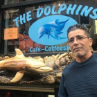 Radu, ante el Dolphins, el coffeeeshop que regenta en Amsterdam.-CARLES PLANAS BOU