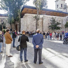 Un grupo de gente, poco más que en años anteriores, asistió a la ofrenda en el ‘Heptacordo’.-Santi Otero