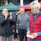 Antonio José Pereda pilotando uno de los drones mientras un ciudadano le grababa con su móvil.-RAÚL G. OCHOA