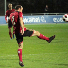 Paris Adot despeja un balón durante el choque de ayer en Zubieta.-@CDMIRANDES