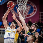Kravtsov anota dos puntos en un lance del partido jugado ayer en Ucrania.-FIBA