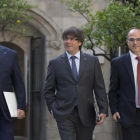 El president Carles Puigdemont, entre el vicepresidente Oriol Junqueras y el conseller Jordi Turull, en el Palau de la Generalitat-ALBERT BERTRAN