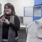 Gloria López explica el proceso de preparación de las muestras.-SANTI OTERO