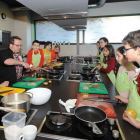Varios alumnos en la escuela de cocina disfrutan de una de las clases infantiles.-ISRAEL L. MURILLO