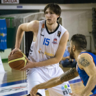 Edu Martínez protege el balón.-ECB
