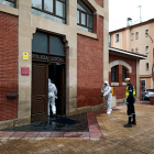 La UME limpiando los accesos de la comisaría de Policía Local de Miranda. ECB