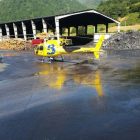Un helicóptero traslada material para las labores de rescate del minero leonés fallecido en una explotación asturiana-Ical