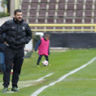 Fernando Estévez sigue con atención un encuentro liguero en El Plantío.-SANTI OTERO