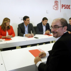 El presidente de Aragón, Javier Lambán (d), asiste a la reunión que el secretario general del PSOE, Pedro Sánchez (2i-fondo), ha mantenido con los presidentes autonómicos socialistas, y el líder del PSC, Miquel Iceta, esta tarde en la sede del partido, en-EFE/Kiko Huesca