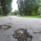 El estado de abandono actual dará paso a una intervención con la que se colocarán bancos y papeleras, especialmente en la plaza central, y una pérgola de sombra en madera tratada.-ISRAEL L. MURILLO