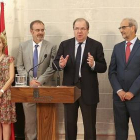 Los rectores de las nueve universidades de Castilla y León flanquean al presidente de la Junta y al consejero de Educación, ayer, en la presentación del pacto-ICAL
