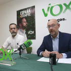 Javier Martínez e Iñaki Sicilia en la sede de Vox Burgos. R.G.O.