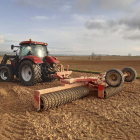 Un agricultor afincado en la provincia de Soria prepara el terreno para cultivar alfalfa. ICAL