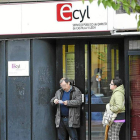Dos personas esperan a la puerta de una oficina del Ecyl.-ECB