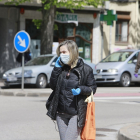 Una mujer con mascarilla y guantes. RAÚL OCHOA
