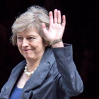 La ministra del Interior británica, Theresa May, saluda a los medios a su llegada a Downing Street para asistir al último consejo de ministros con David Cameron como anfitrión en Westminster, en el centro de Londres.-EFE / Will Oliver