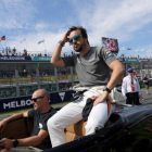 Alonso, durante el desfile previo a la carrera.-TRACEY NEARMY / EFE