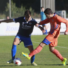 Soto intenta hacerse con un balón ante la presencia de un defensor del Sporting Uxama-Raúl G. Ochoa