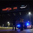 La policía de Lafayette delante de los cines donde un hombre armado ha matado a dos personas durante la proyección de una película, el jueves por la noche.-Foto: GETTY / STACY REVERE
