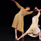 Sara Angius y Loretta D'Antuono, durante la interpretación de 'The fish bowl', coreografiada por la primera y ganadora de la decimoquinta edición.-Santi Otero